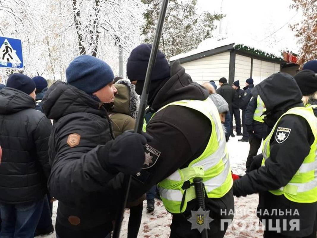 На Софійській площі затримали двох осіб із ножем та нунчаками