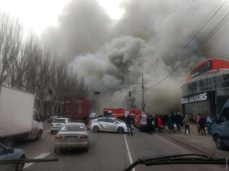 Масштабна пожежа в Одесі: горить відділення Нової пошти, меблевий цех і шиномонтаж (фото, відео)