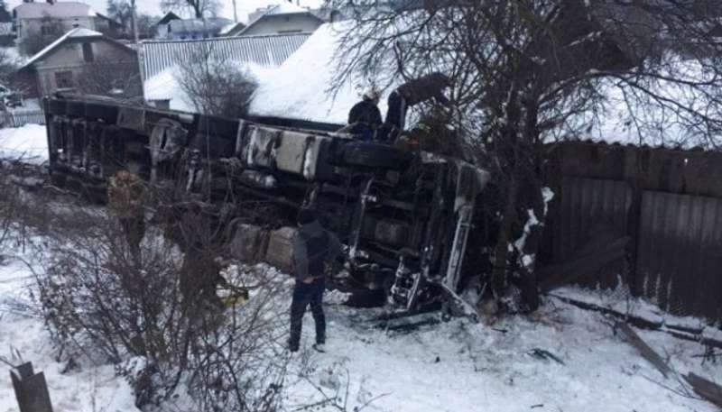 Турецька фура зірвалася в урвище і ледь не розчавила хату на Тернопільщині