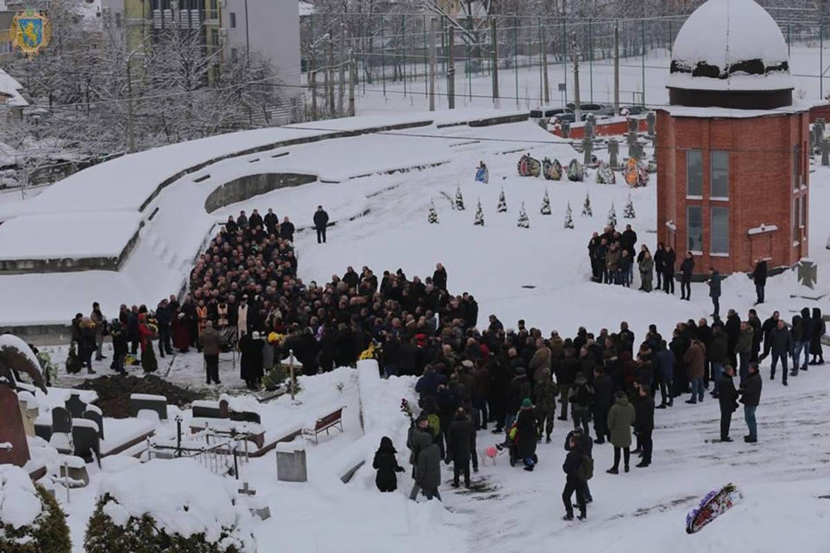 53-річного волонтера й учасника трьох революцій поховали на головному цвинтарі Львова