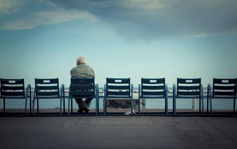 Учені визначили, у якому віці люди найбільше почуваються самотніми