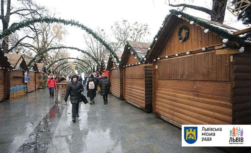 Різдвяні ярмарки у Львові знову працюють: торговцям роздали листівки-застереження