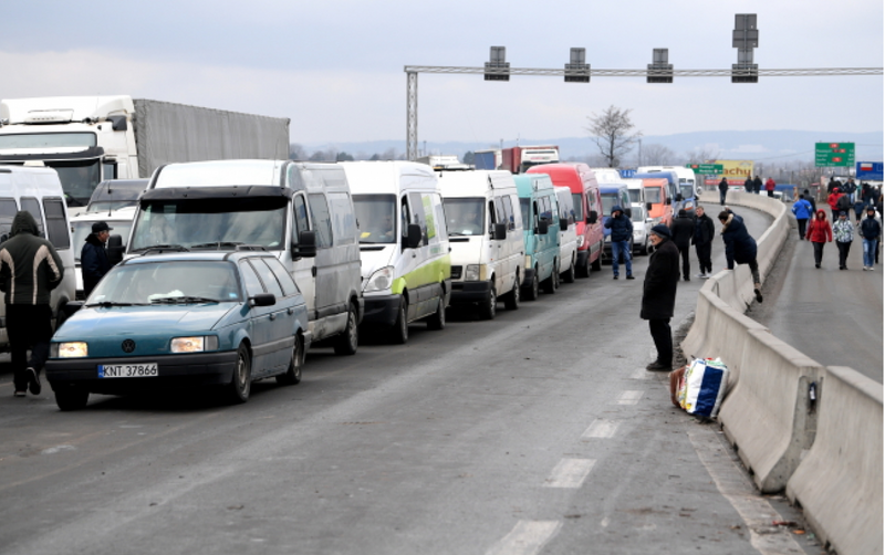 Ажіотаж на польському кордоні: автомобілі стоять у багатогодинних чергах