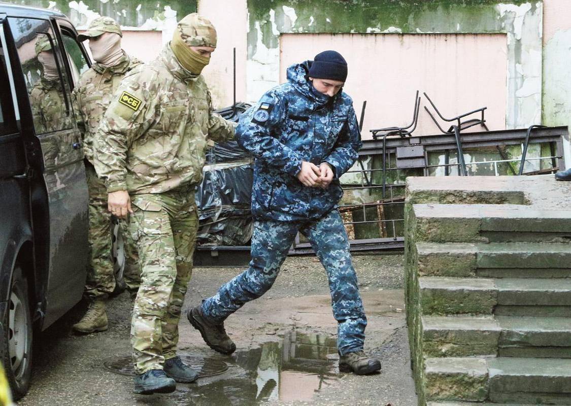Адвокат розповів про стан одного із затриманих РФ українських моряків
