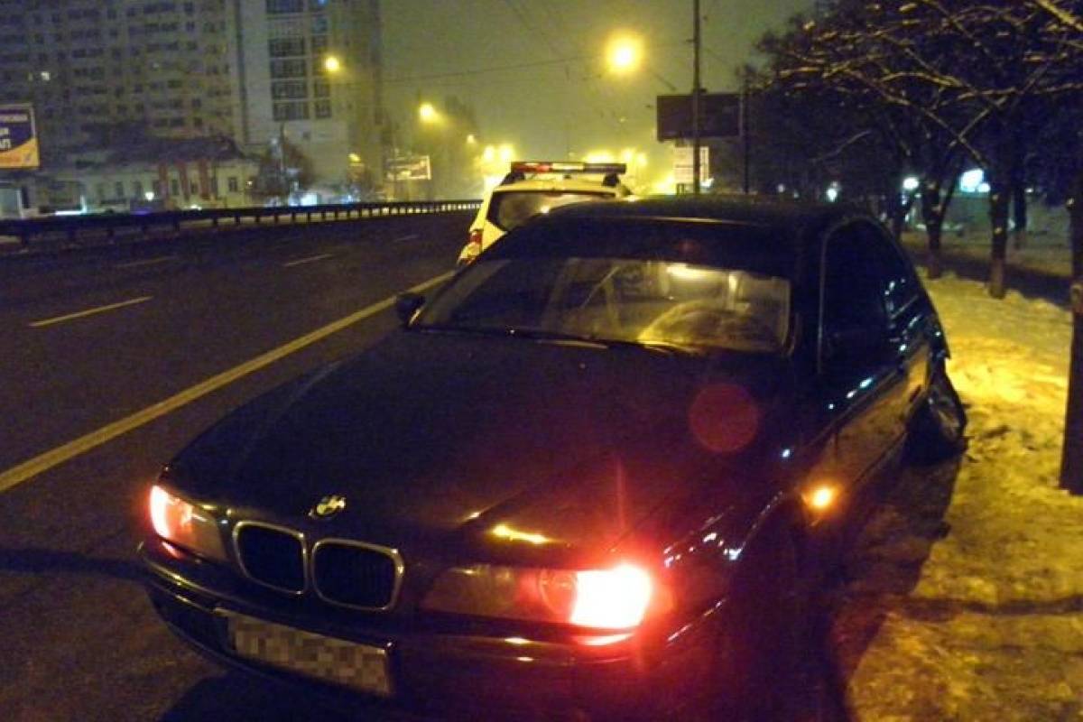 У Києві п'яна жінка викрала BMW і врізалася в стовп