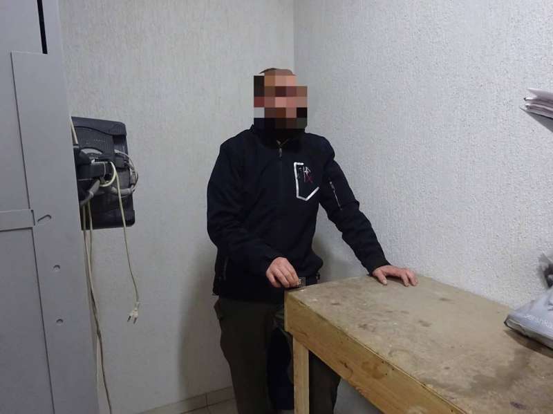 Перед судом постав інспектор київського СІЗО, який намагався пронести наркотики