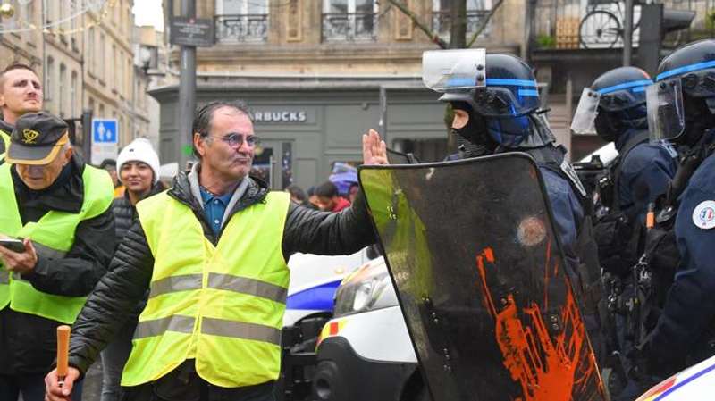 Новорічні святкування у Парижі доповнять жовті жилети та спалювання авто