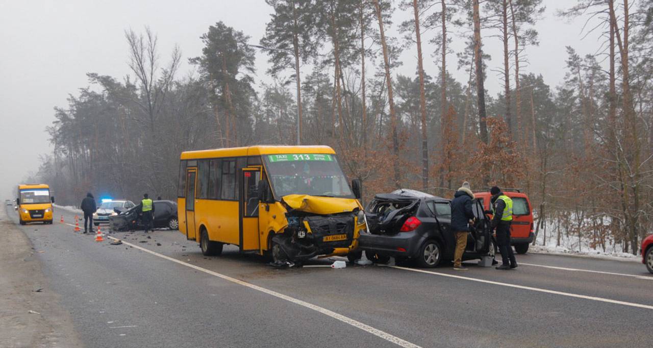 Смертельна ДТП: під Києвом зіткнулися два легковики і маршрутка з пасажирами