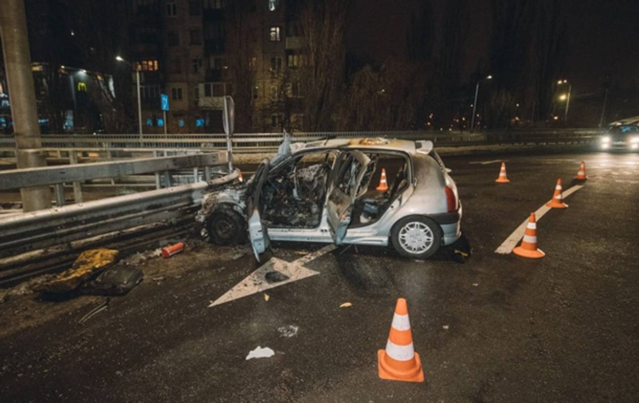 У новорічну ніч в Києві авто врізалося в огорожу і згоріло (відео)