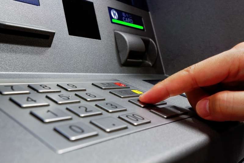 Від сьогодні обміняти валюту в Україні дозволено через банкомати