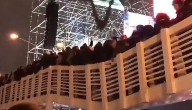 У Москві під час святкування Нового року обвалився міст з людьми (відео)
