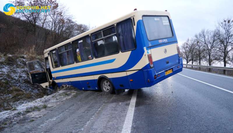 На Львівщині пасажирський автобус злетів у кювет (відео)