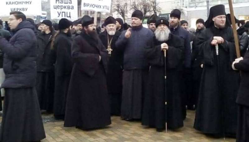 Православні священики Московського патріархату вийшли на пікет ОДА