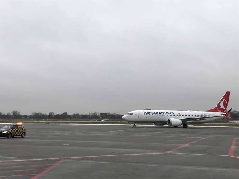 У Львівському аеропорту літак викотився за межі злітної смуги