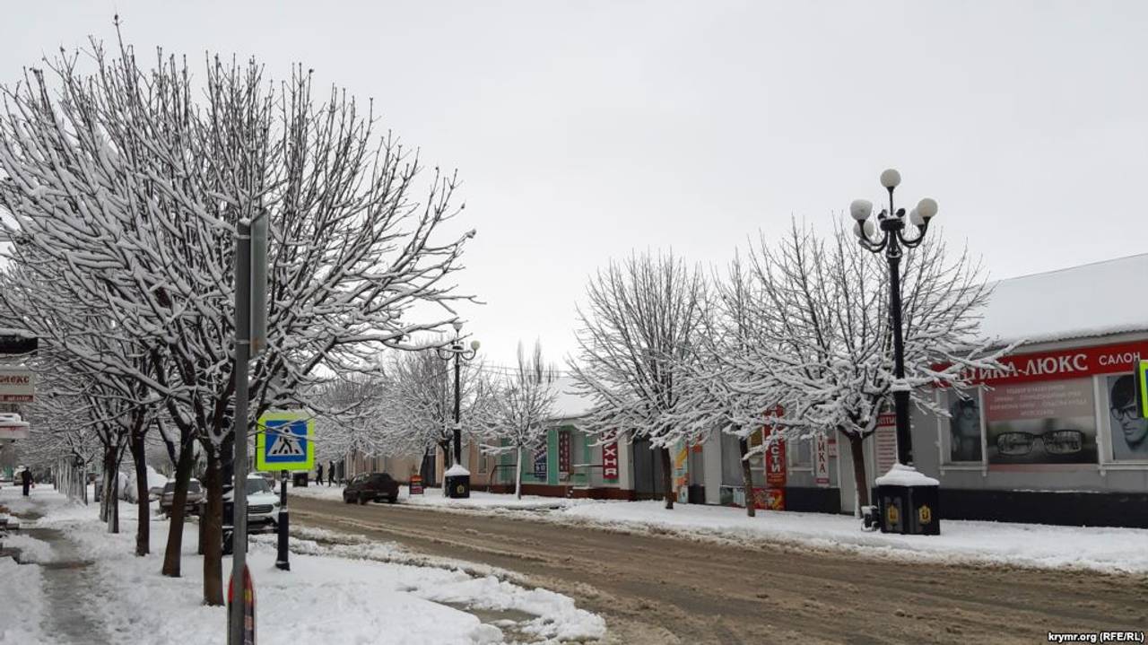Через снігопади тисячі жителів окупованого Криму залишились без світла