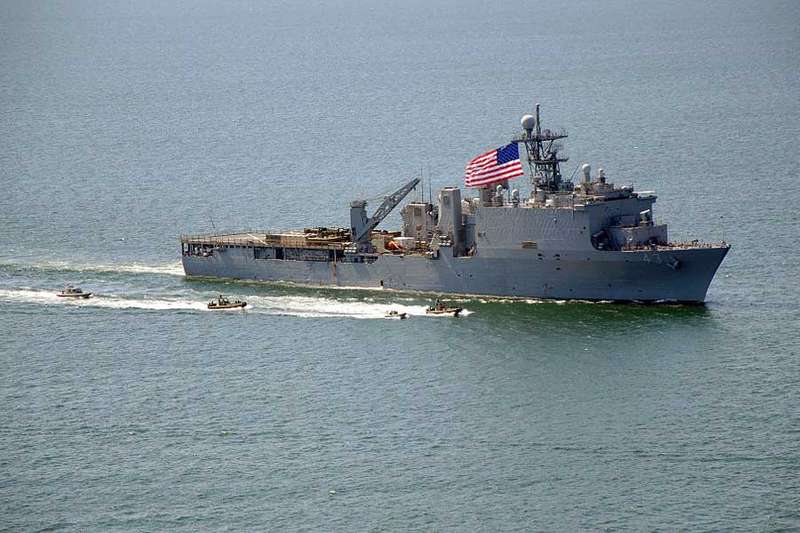 Росіяни цілодобово відстежують десантний корабель ВМС США у Чорному морі