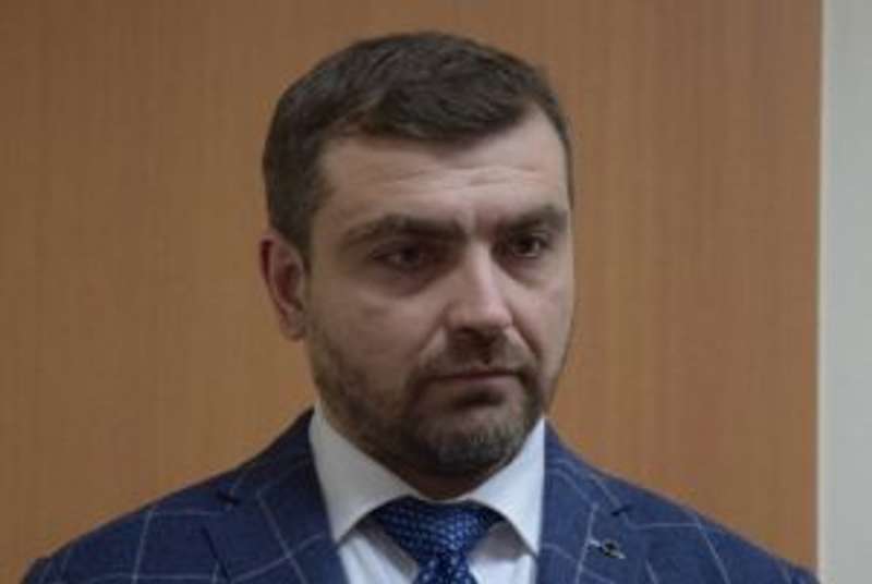 Хабар у розмірі 700 тисяч. Екс-керівника Миколаївського аеропорту засудили до 4 років умовно