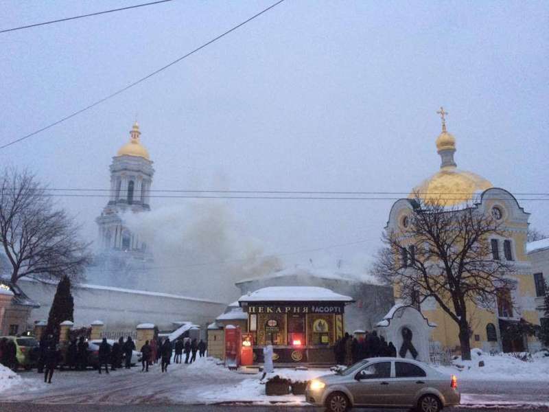 Горить будівля, що належить Києво-Печерській лаврі