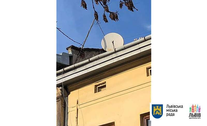 Цегла - на голову: у Львові під будинком постраждала жінка
