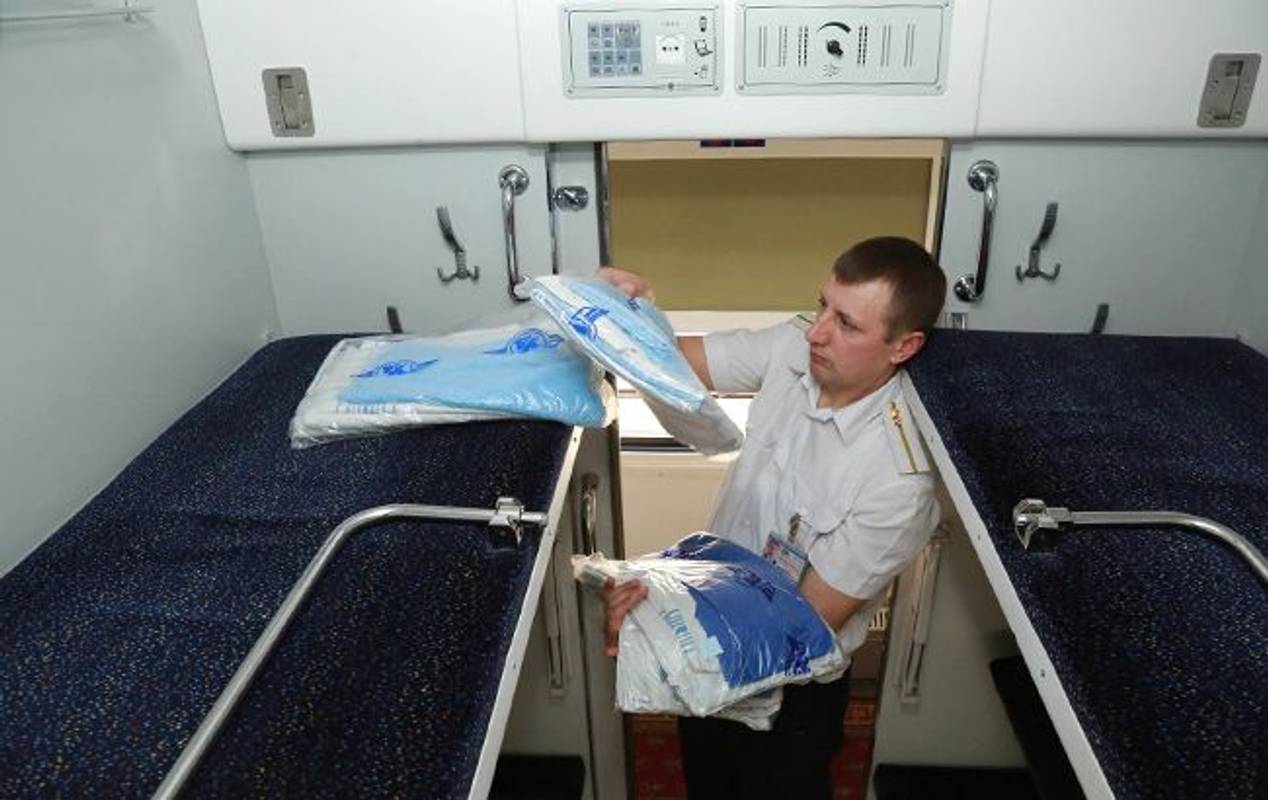 В українських поїздах подорожчає постіль та чай
