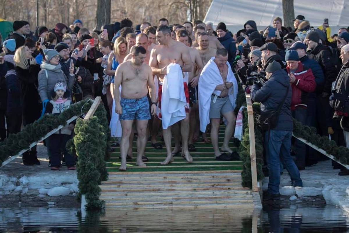 Кличко привів до ополонки на Водохреще три десятки мерів (фото)