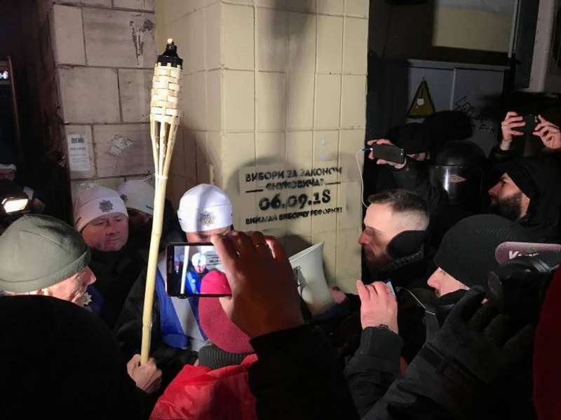 Учасники факельної ходи в Києві принесли “труну для влади” до Адміністрації президента