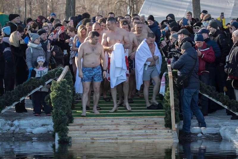 Кличко привів до ополонки на Водохреще три десятки мерів (фото)