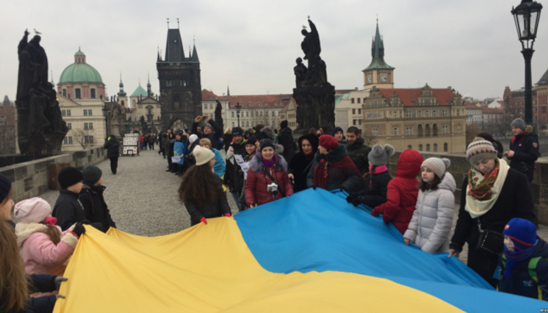 Українці утворили ланцюг єдності на Карловому мості в Празі