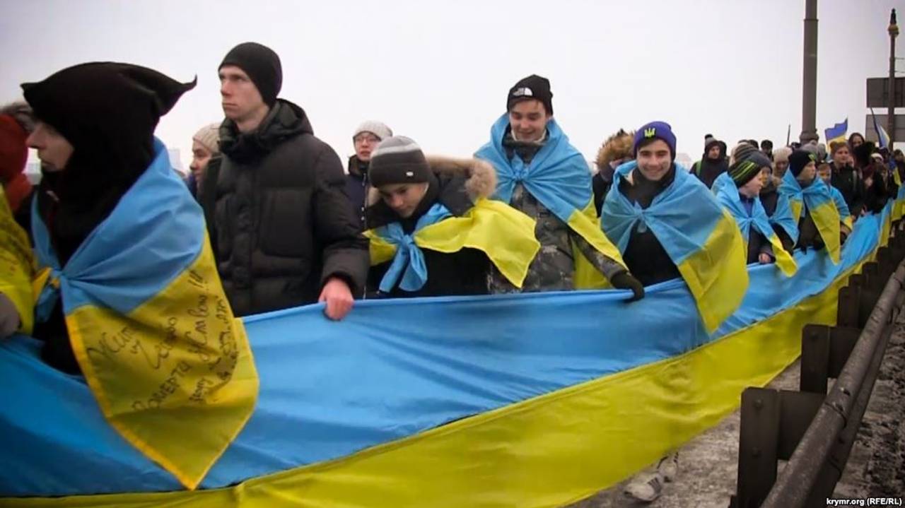 Кияни на мосту Патона організували  традиційну акцію Живий ланцюг соборності