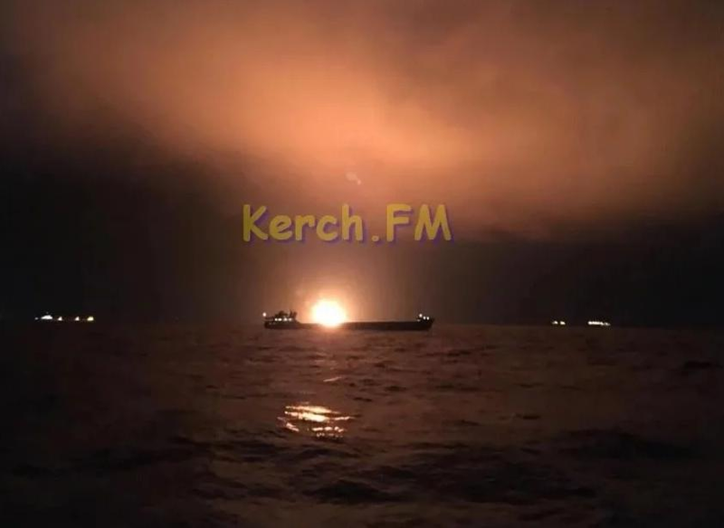 З’явилося відео палаючих танкерів біля Керченської протоки