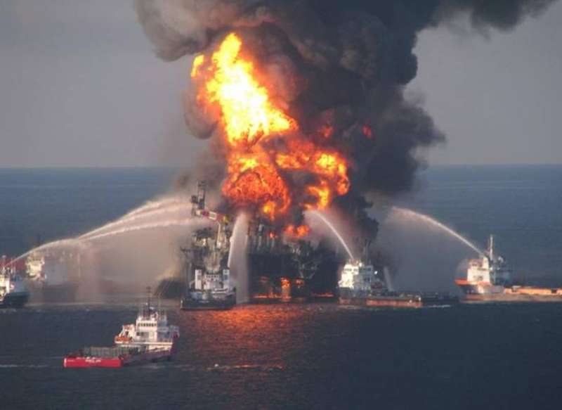 Пожежа біля Керченської протоки: судна причетні до незаконних поставок газу в Сирію