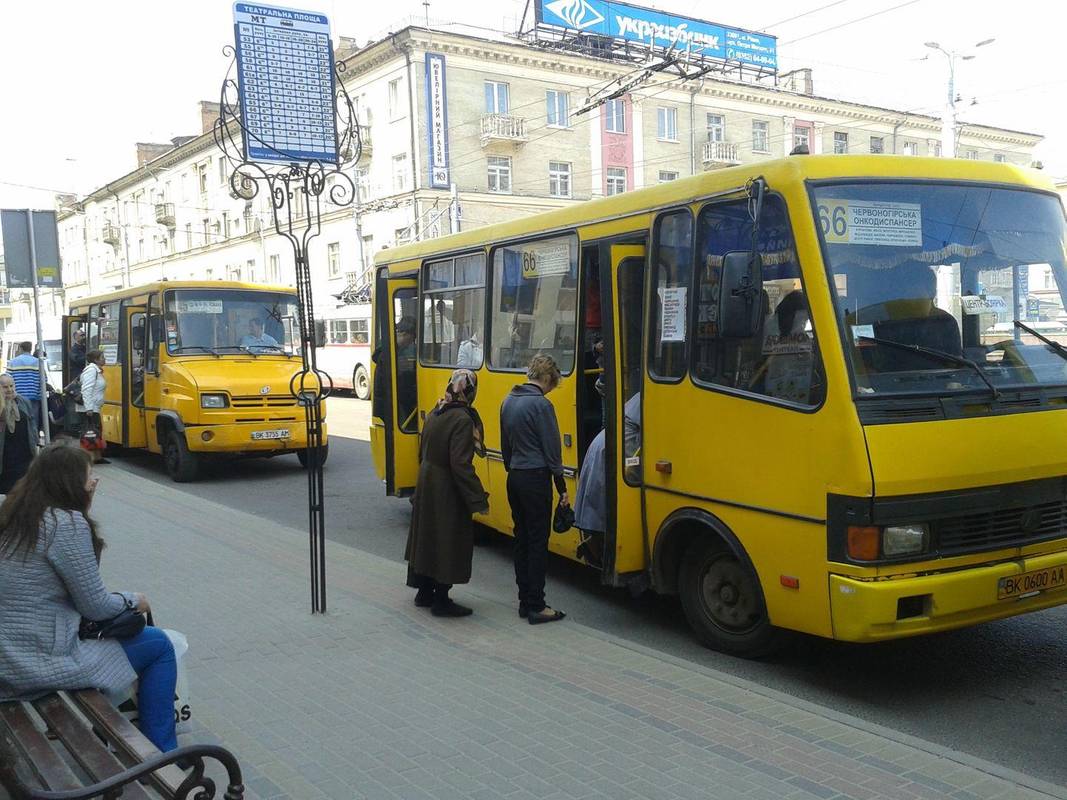 Водій маршрутки, з вини якого випала і травмувалася жінка, відбувся штрафом