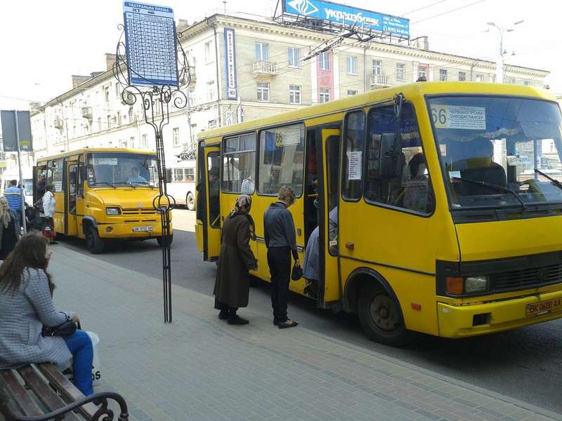 Водій маршрутки, з вини якого випала і травмувалася жінка, відбувся штрафом