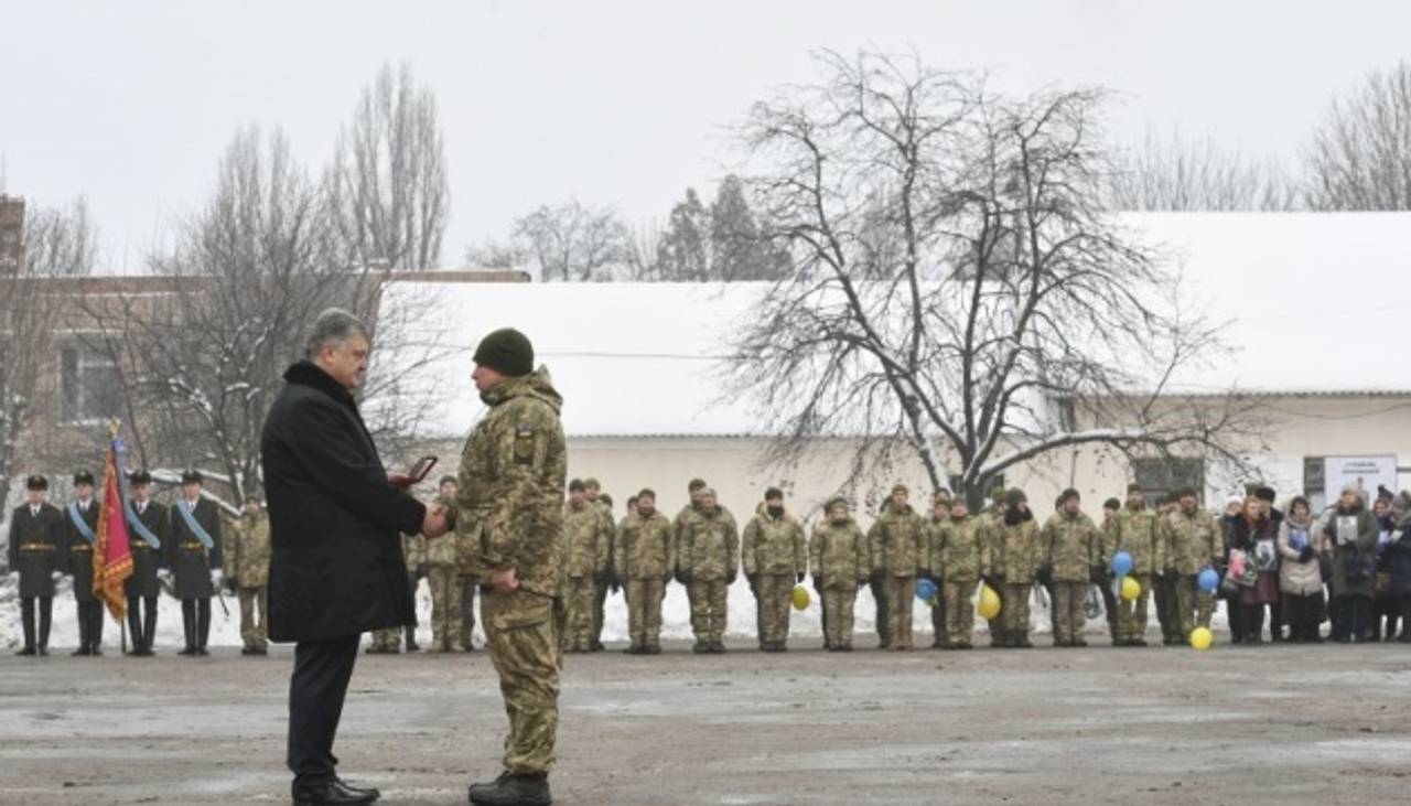 Порошенко запевнив прибулих з фронту, що армія має все необхідне