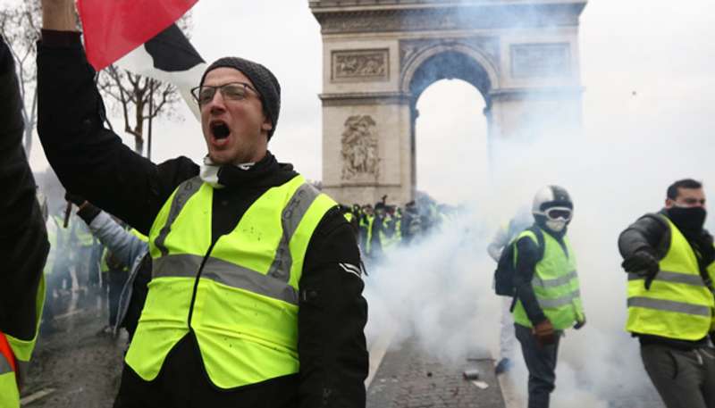 Тисячі “жовтих жилетів” знову вийшли на вулиці Франції