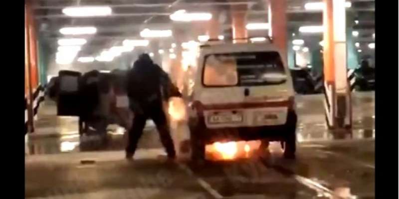 На підземному паркінгу столичного гіпермаркету загорівся автомобіль
