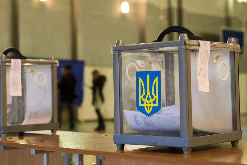 Українців, які хочуть проголосувати, але не мають прописки, скеровують у центри реєстрації безхатьків. Чому?