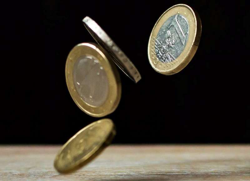 Євро рекордно падає. Чому і що далі?