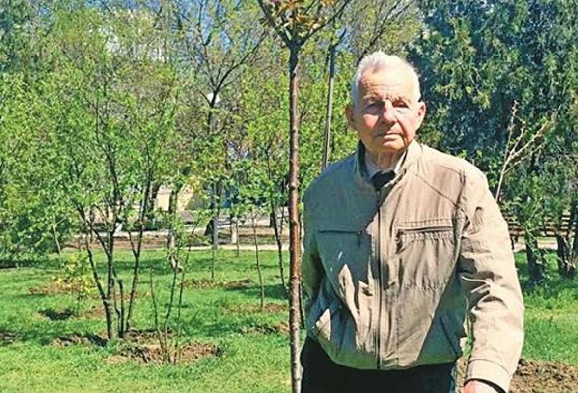 89-річний українець висадив понад 21 тисячу дерев. Навіщо йому це?