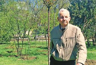 89-річний українець висадив понад 21 тисячу дерев. Навіщо йому це?