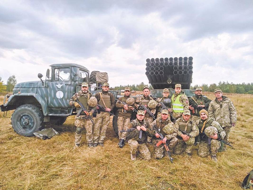 Під час зборів резервісти займаються на реактивній системі залпового вогню.
