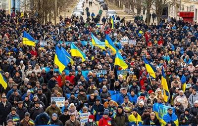 Загарбники розігнали мирний мітинг у Херсоні: було чутно постріли