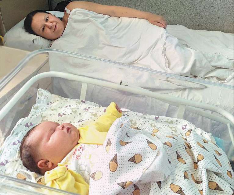 Попри велику вагу дитини, пологи минули вдало. І мама, і Діанка почуваються добре.