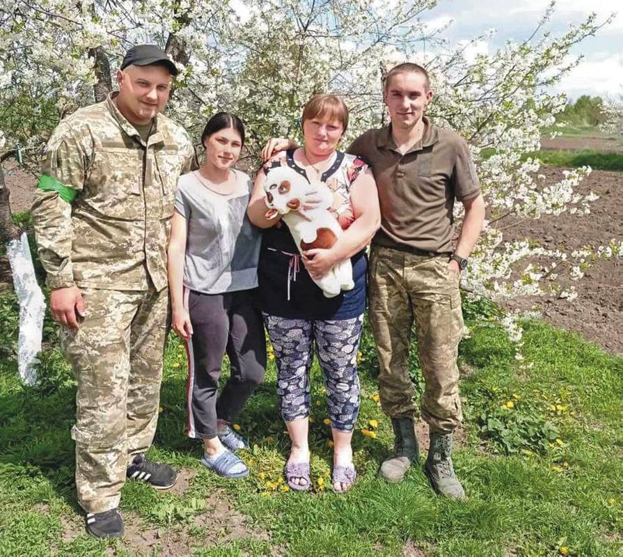 Світлана Федонюк із онуком, невісткою та двома синами.