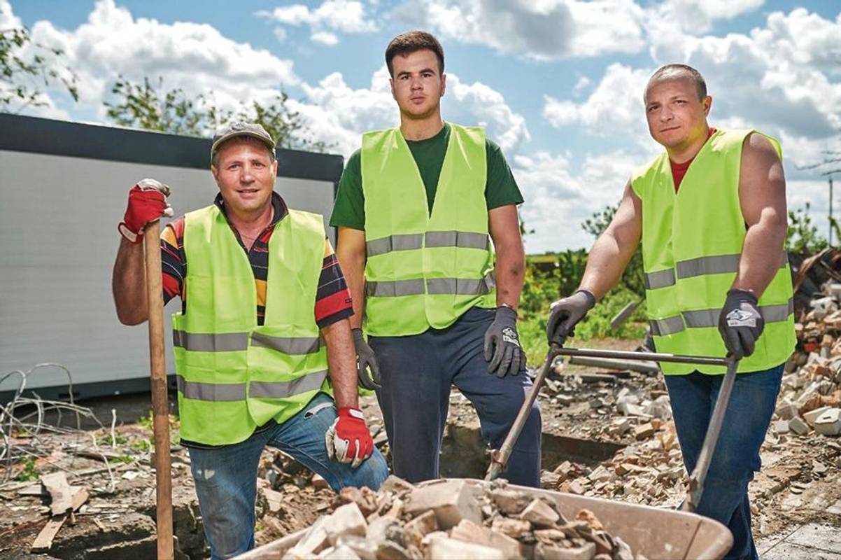 Батир Карриєв (ліворуч) разом з новими товаришами під час розбору завалів на Чернігівщині.