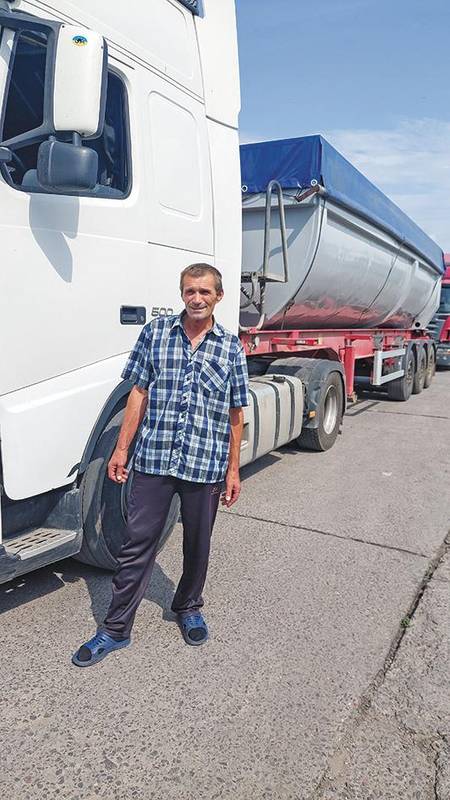 61-річний водій зерновоза Володимир.