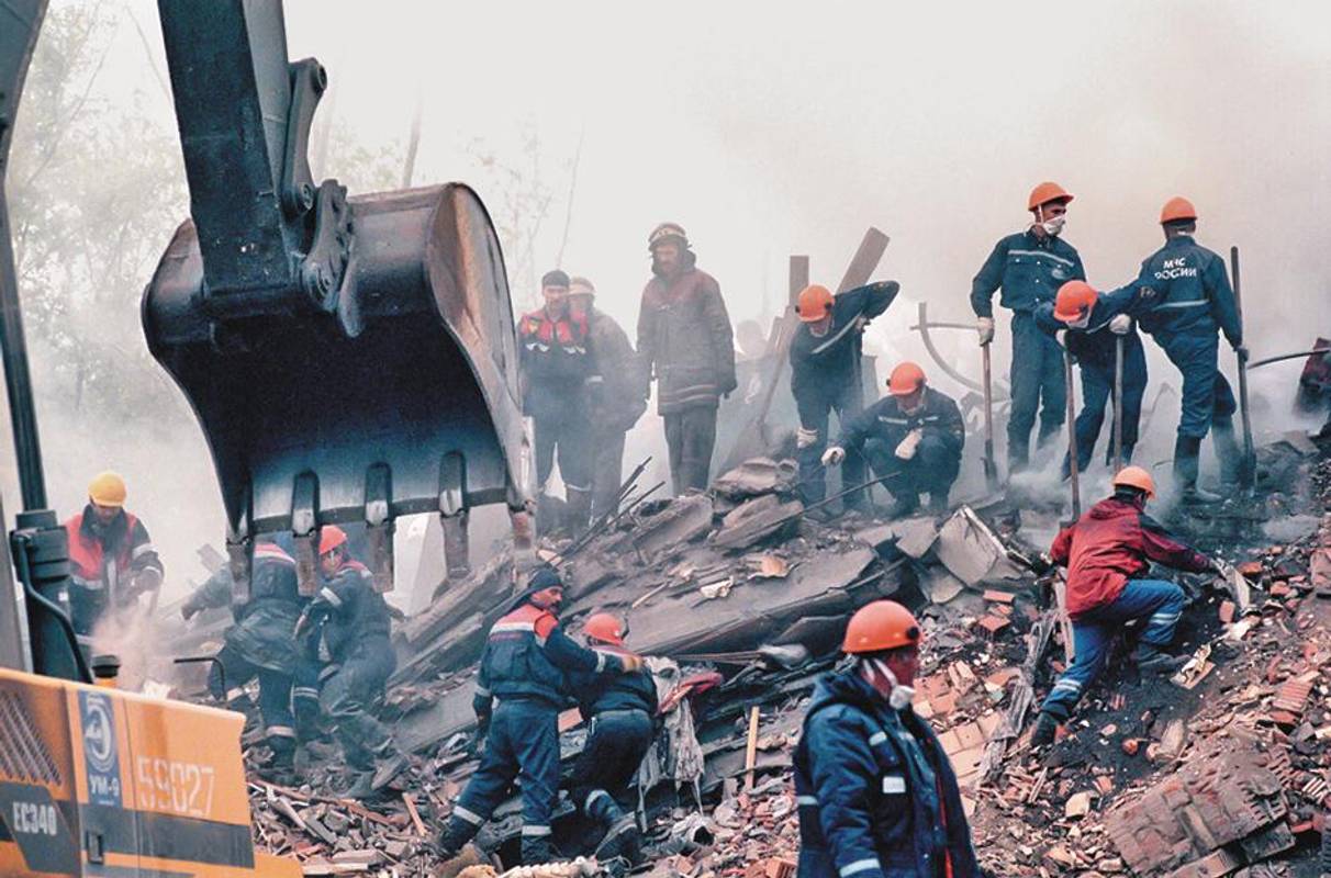 Роботи з розчищення завалів на місці вибуху житлового будинку на Каширському шосе 14 вересня 1999