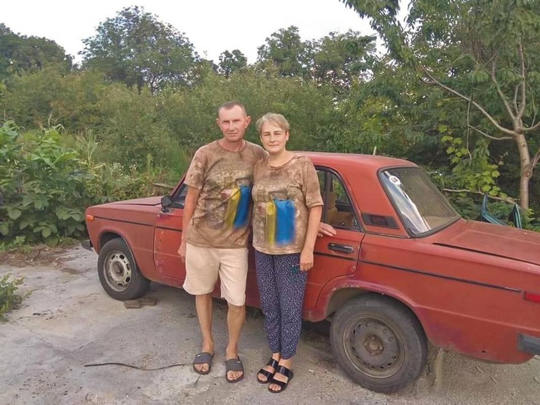 Мати загиблого воїна разом з чоловіком доставила майстрам свою “шістку”.