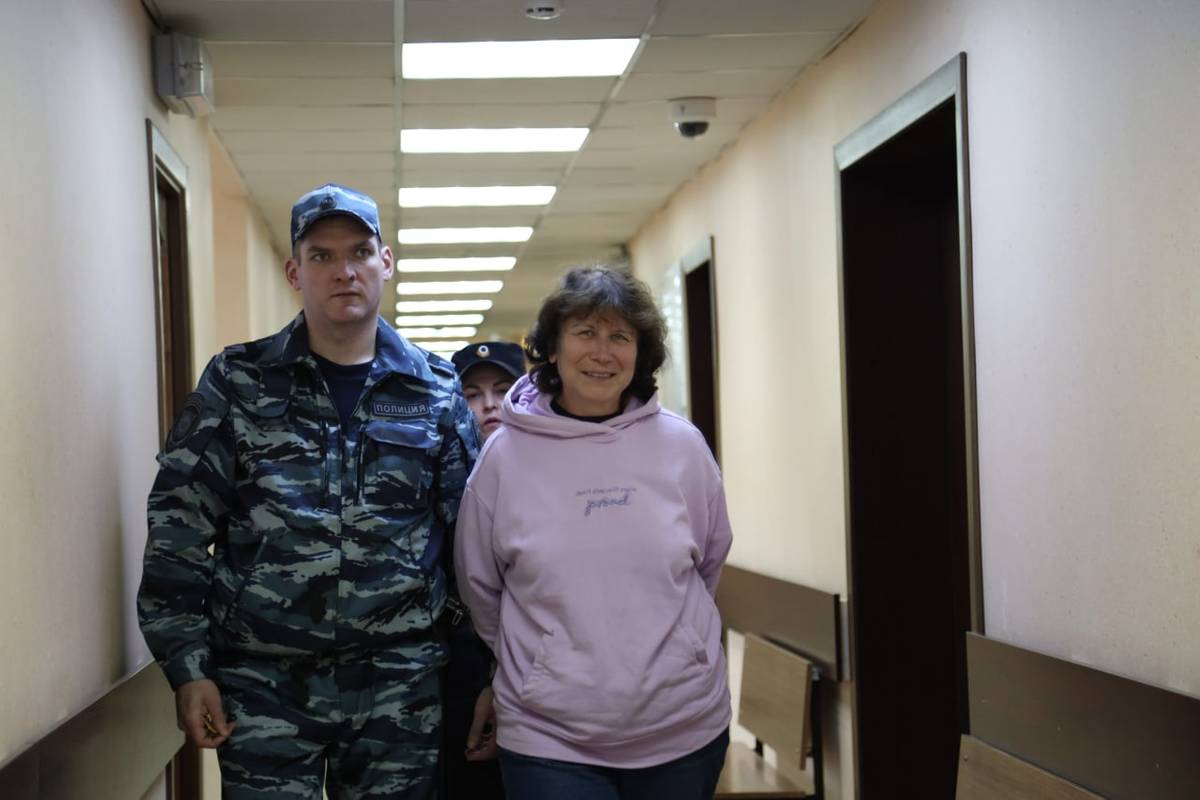 Жінка на могилі батьків путіна залишила записку з побажанням здохнути. Тепер їй загрожує тюрма