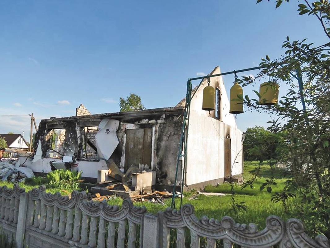 Церква святого Миколая на Київщині після попадання артилерійського снаряду.